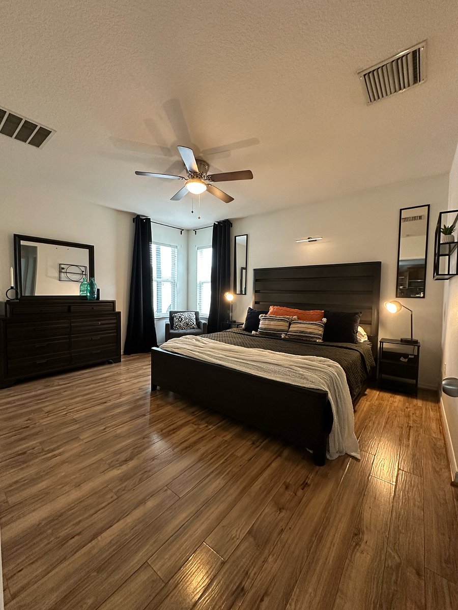 Master Suite  (King Bed)