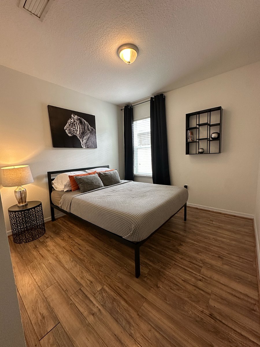 Bedroom 2 (Queen Bed)