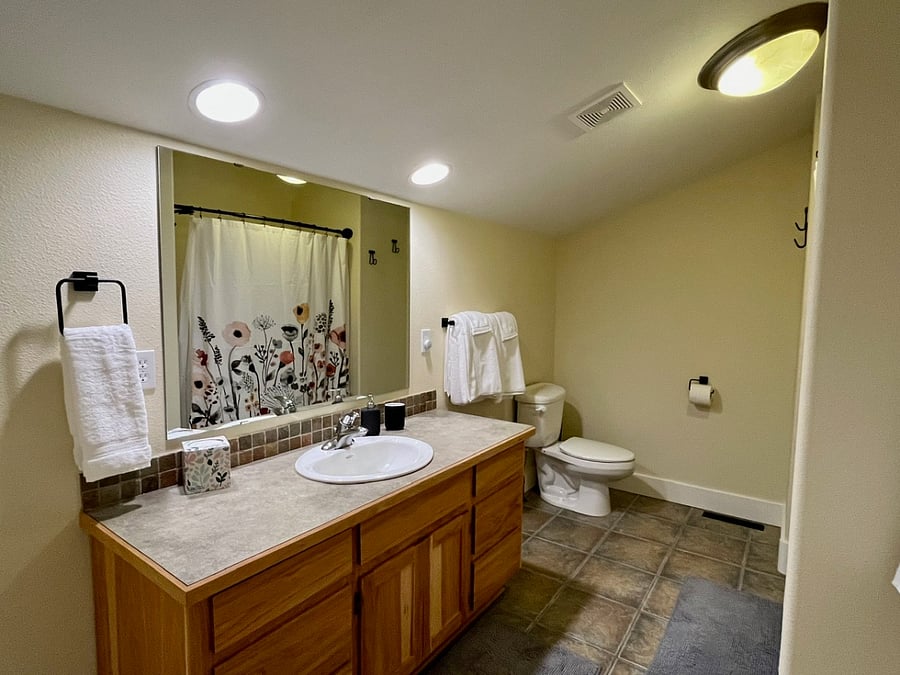 Large, upstairs bathroom. Large bath towels and wash clothes are provided.
