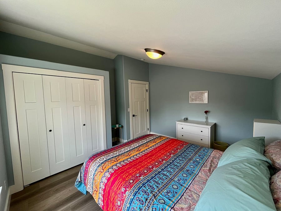 Upstairs bedroom 2, queen bed.