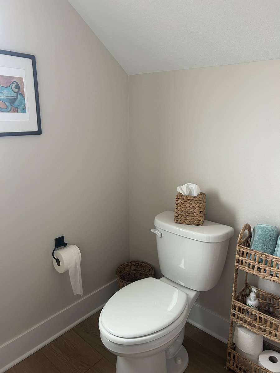 1st floor 1/2 bath