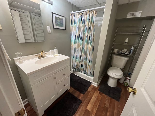 Full bath that includes all shown including linens. 