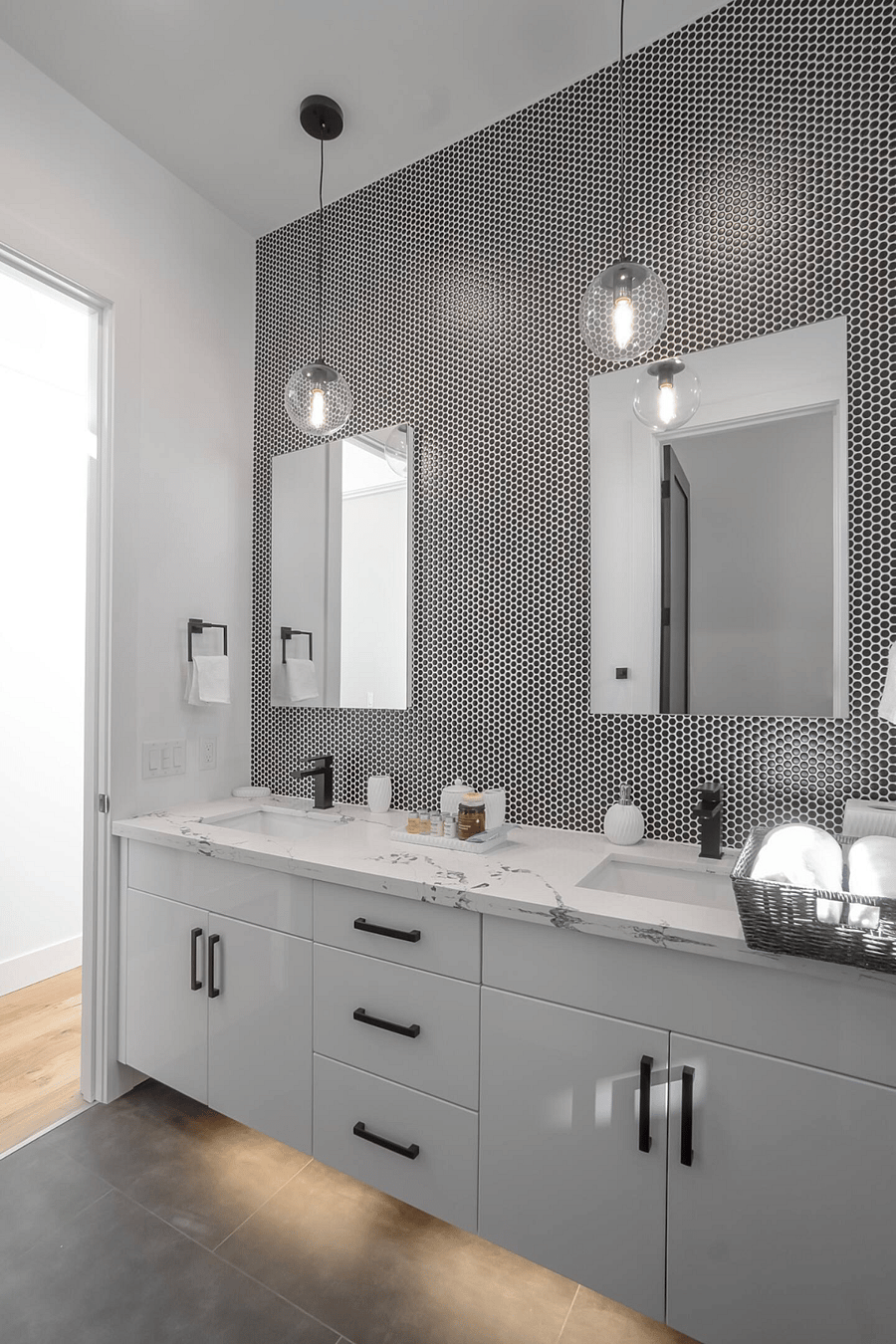 Black and white master bath, makes it look luxurious