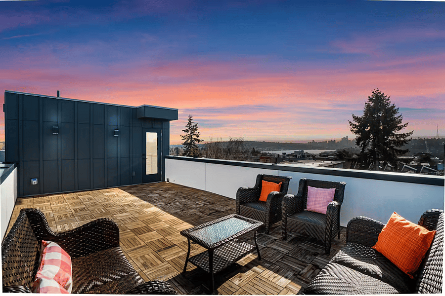 Perfect twilight picture from the spacious rooftop