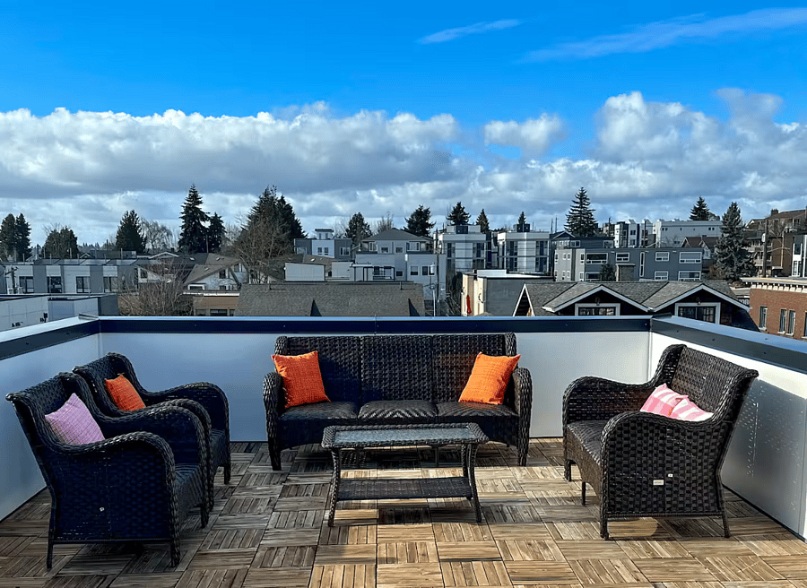 Enjoy spectacular views of the city, union lake and mt rainier from our private rooftop. No sharing walls with the neighbors!