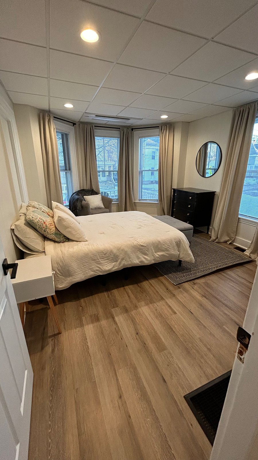 bedroom 2, queen bed