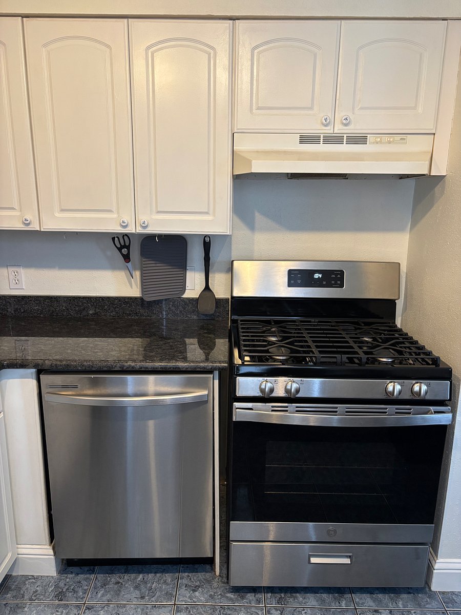 Full size gas oven/stove and dishwasher. Carbon monoxide detector & Fire extinguisher.