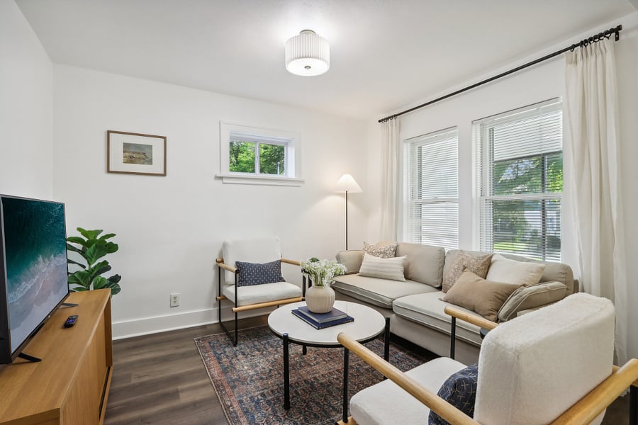 Living room w/ Smart TV