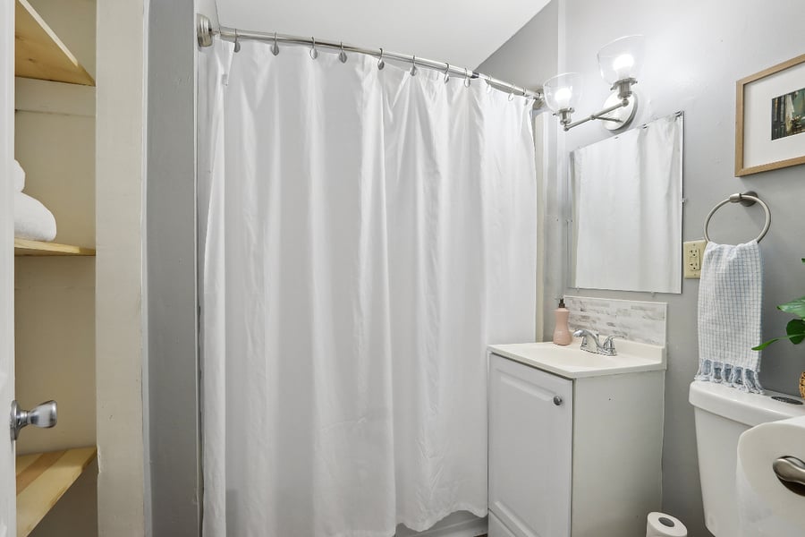 Full bath w/ shower/tub