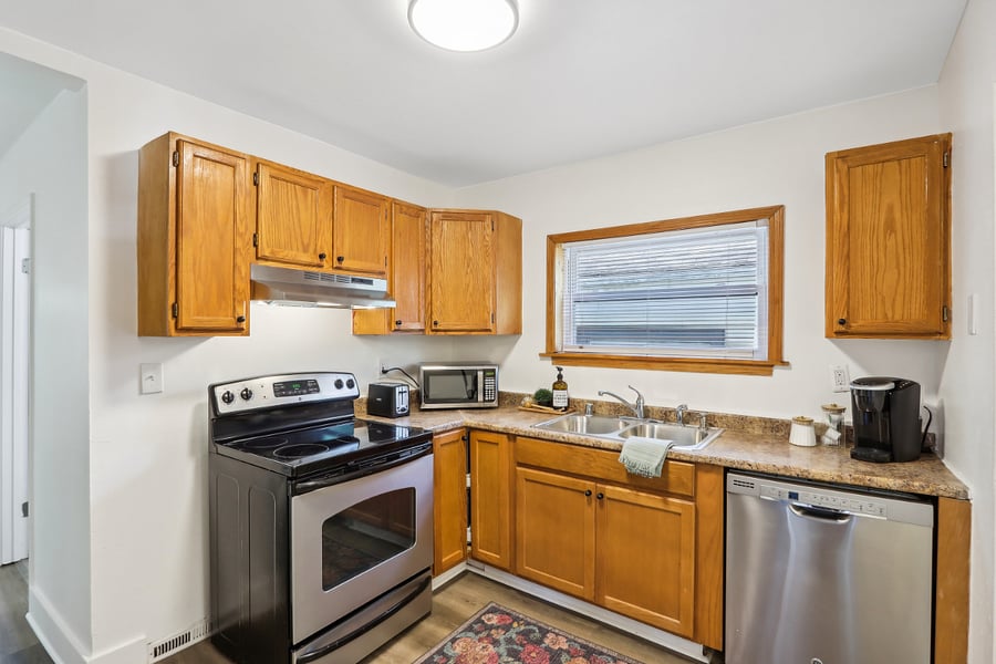Kitchen stocked w/ cooking essentials & Keurig