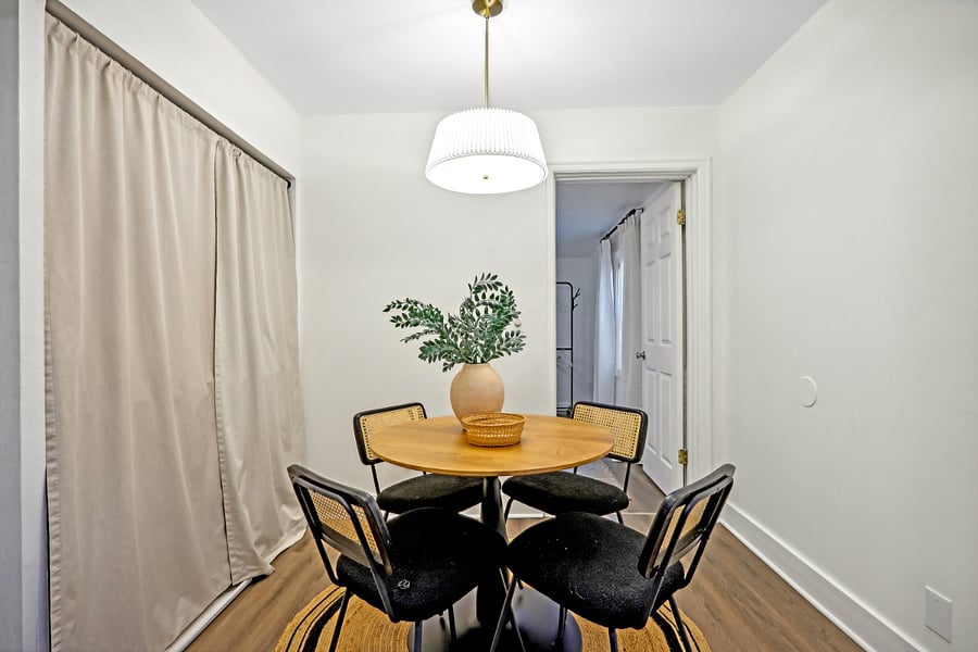 Eat-in kitchen