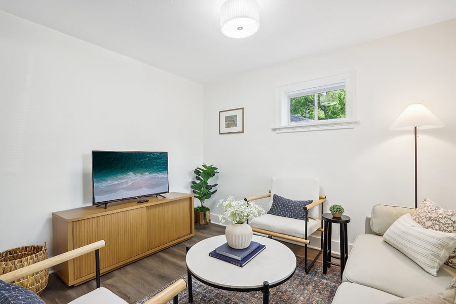 Living room w/ Smart TV