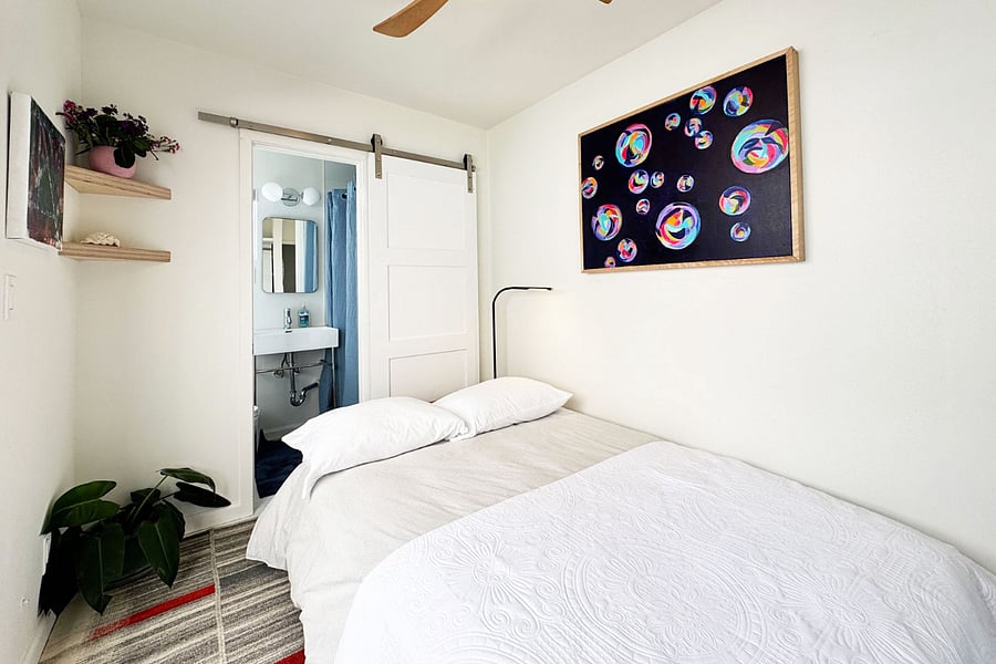Second bedroom with Avocado mattress and contemporary art