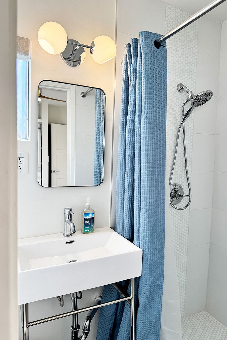 Second bathroom en-suite with shower