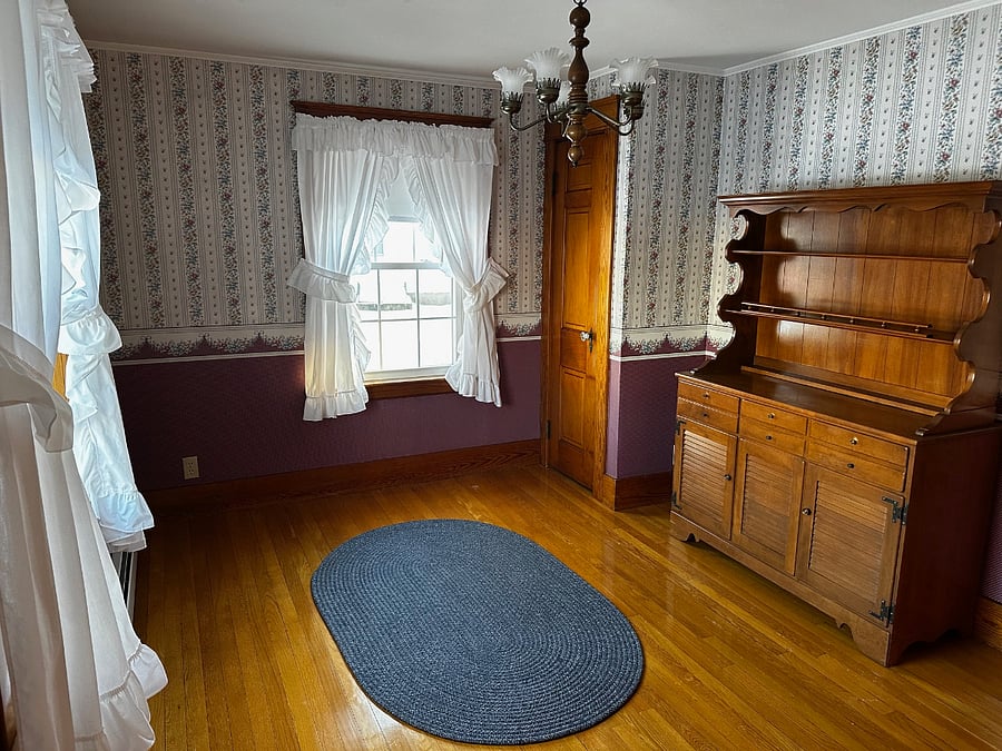 Additional Room on 1st floor could be used as many different things, office, second dining room, sitting room etc.