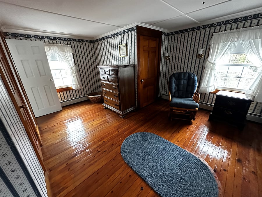 Additional space in master, connects to 1/2 bath