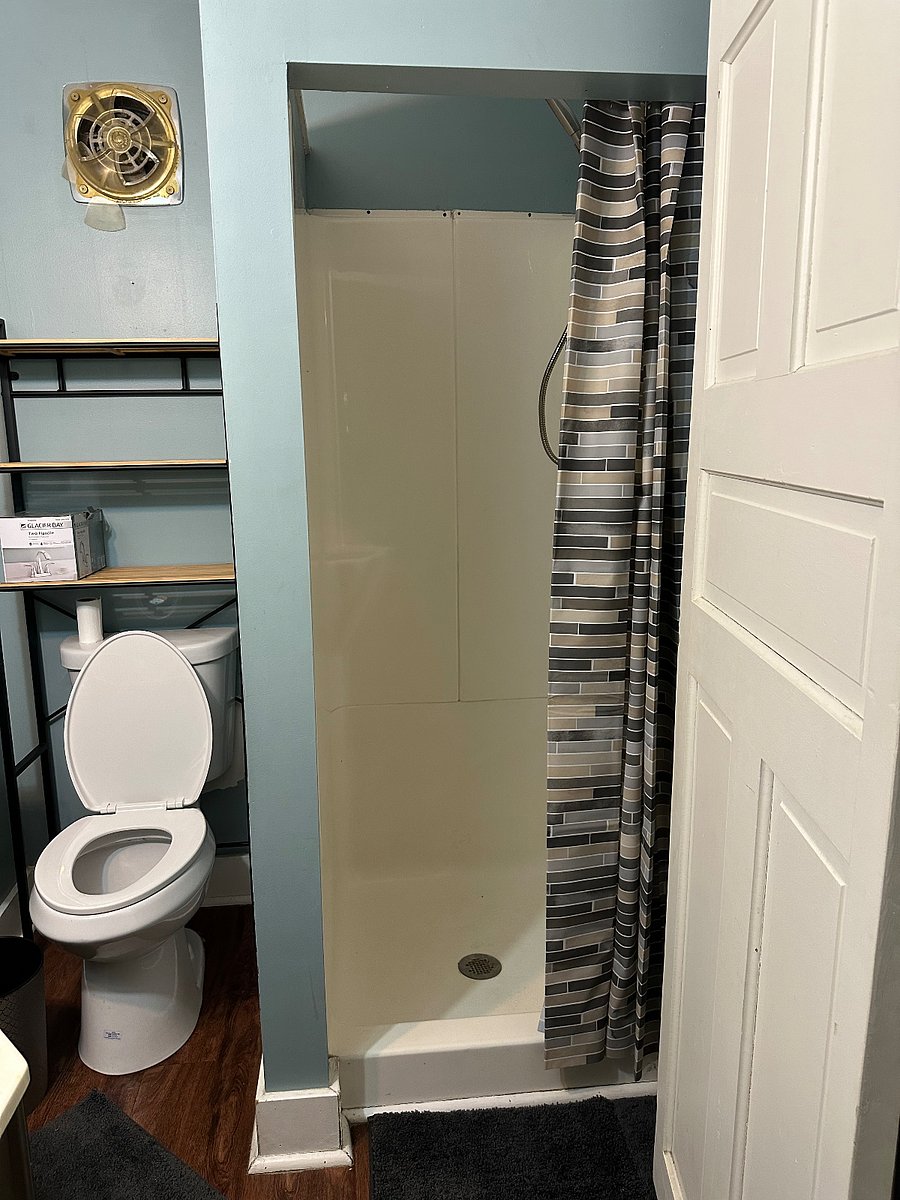 Queen bathroom