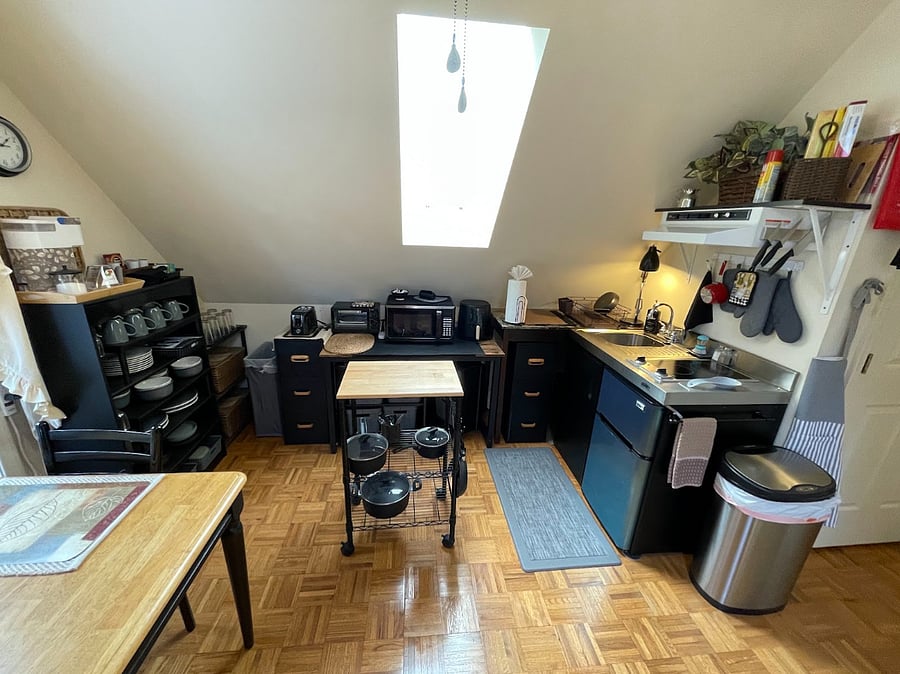 Wide view of kitchenette.