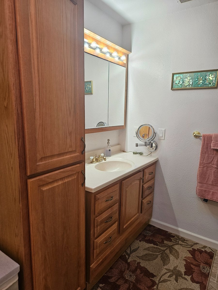 Master bath and linen closet