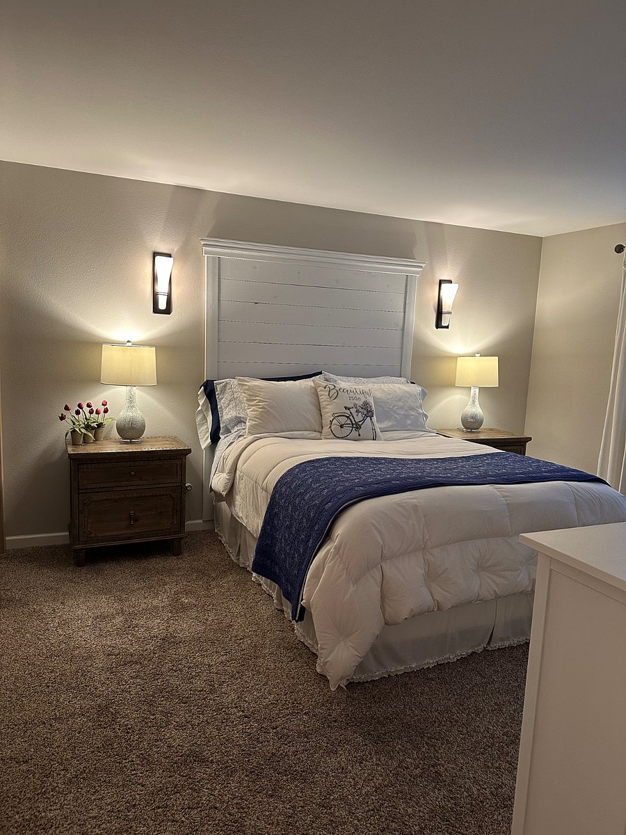 Master bedroom w/walk in closet and full bathroom