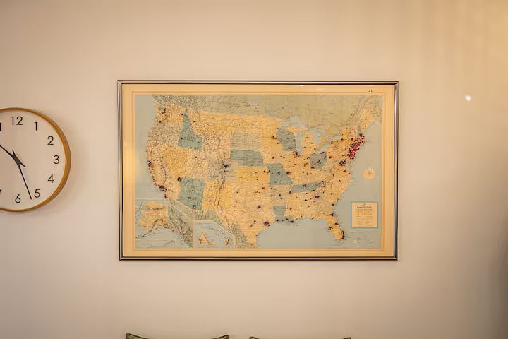 Vintage U.S. map with countless travel pins