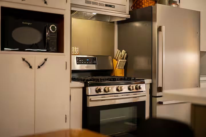 Gas range, microwave, fridge with ice maker