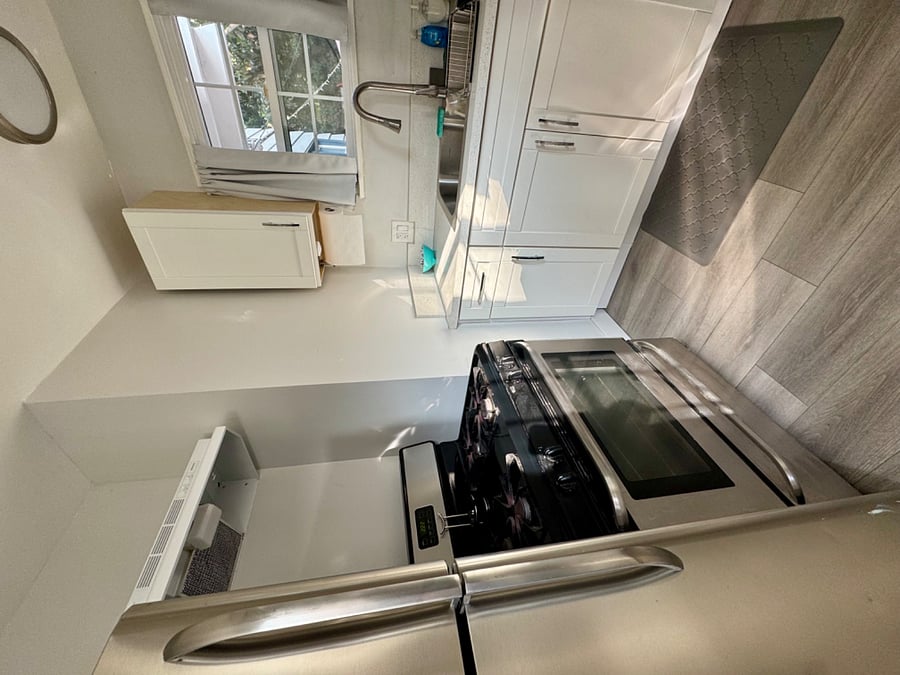 Gas Stove/Oven with Pots & Pans