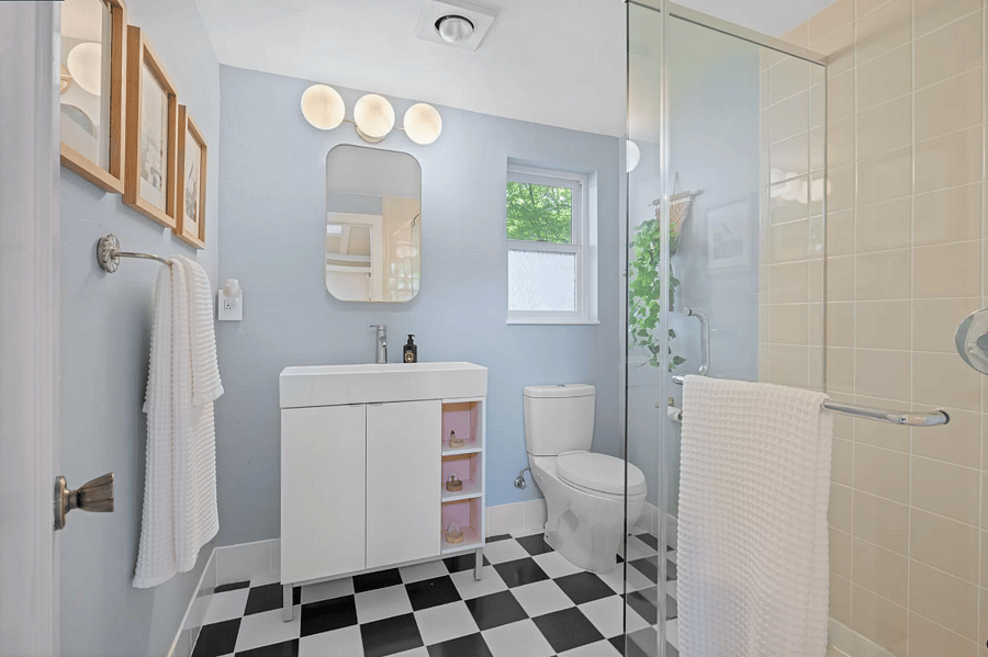 Good-sized bathroom with ample storage in vanity & mirrored medicine cabinet