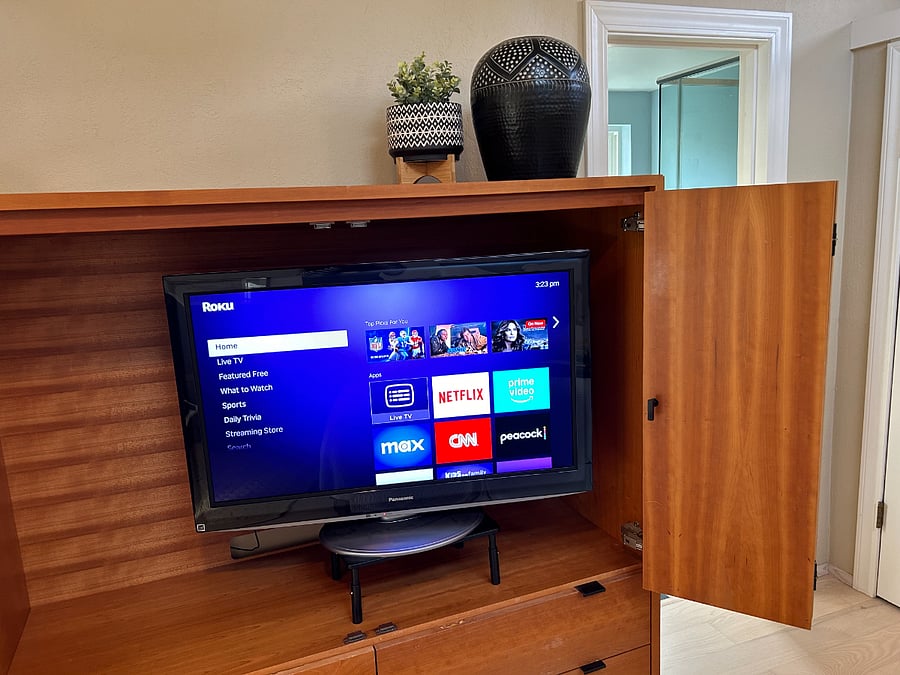 Smart TV with Roku 4k Streaming Stick, includes LiveTV, Roku content and all the apps (you provide your own subscriptions)