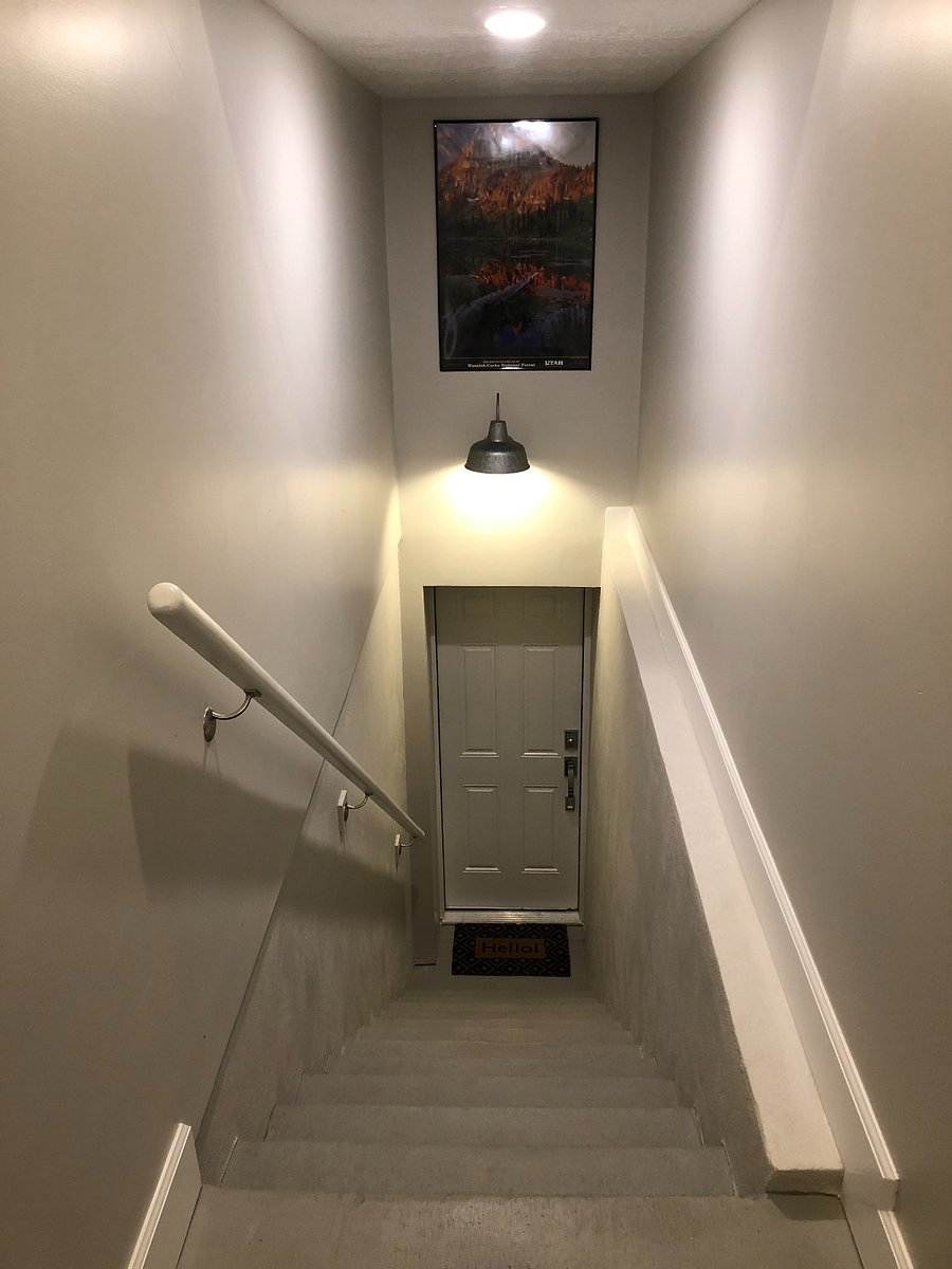 Vestibule down to apartment