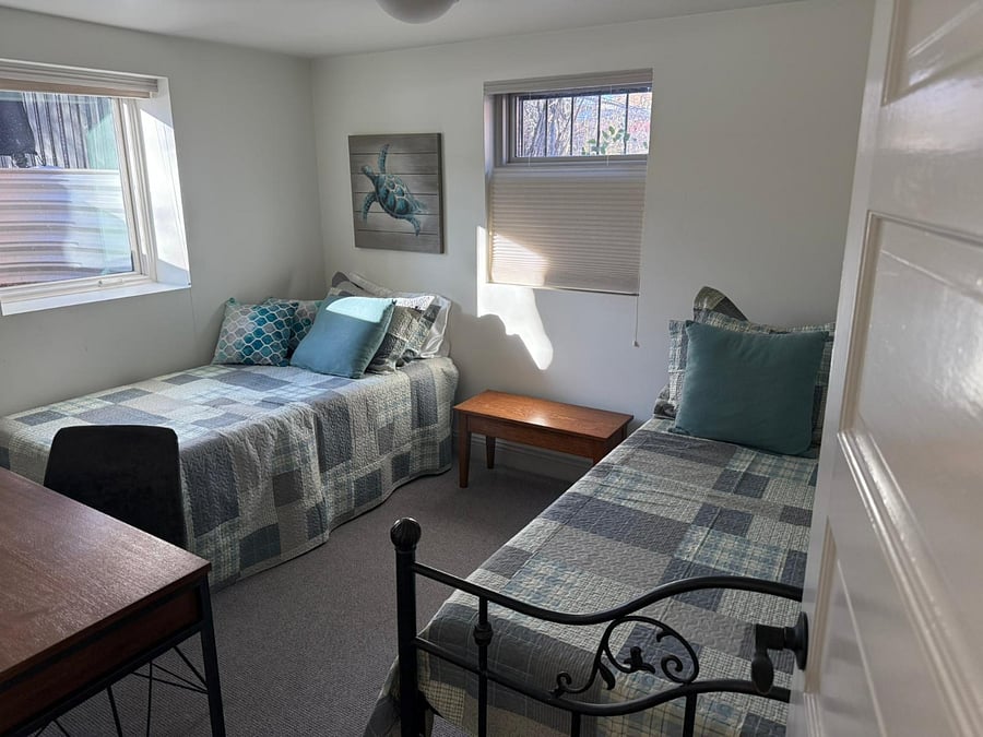 Downstairs Bedroom (2 X twin beds or 1 x Queen)