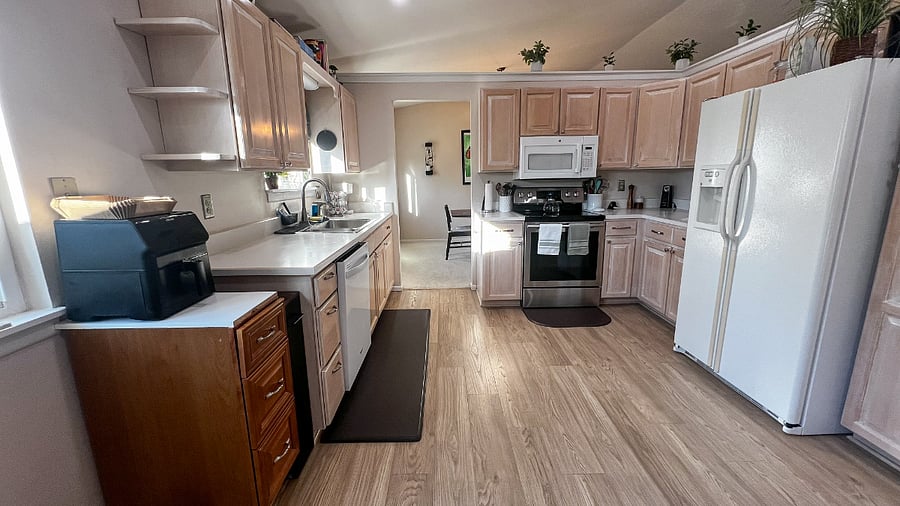 Shared kitchen with clearly designated guest utensils, sponges, and dish towels for your comfort.