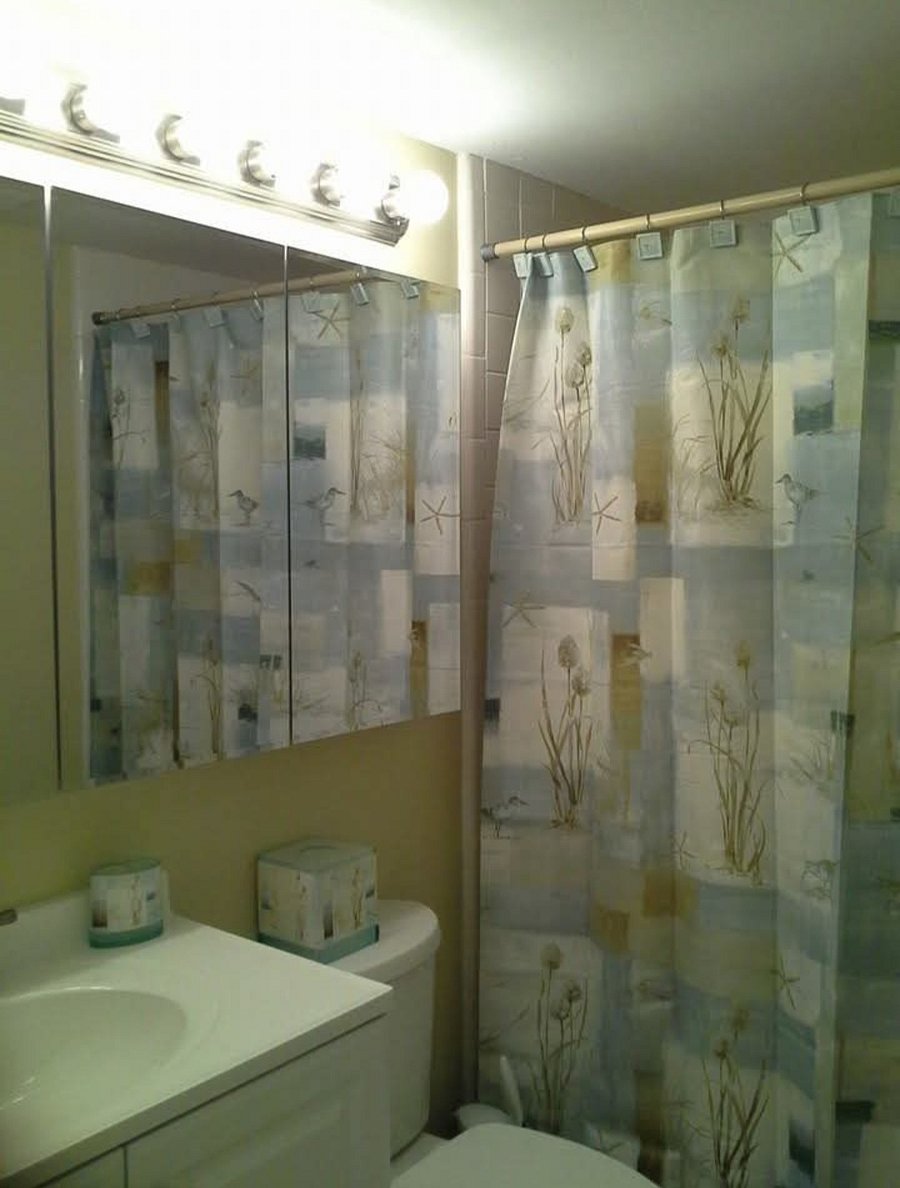Hall bathroom 