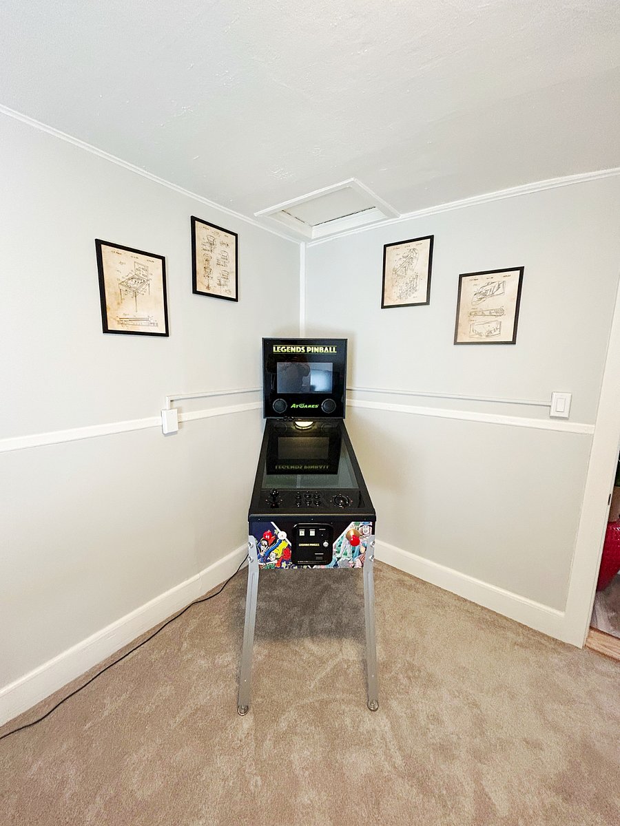 Pinball machine in officd