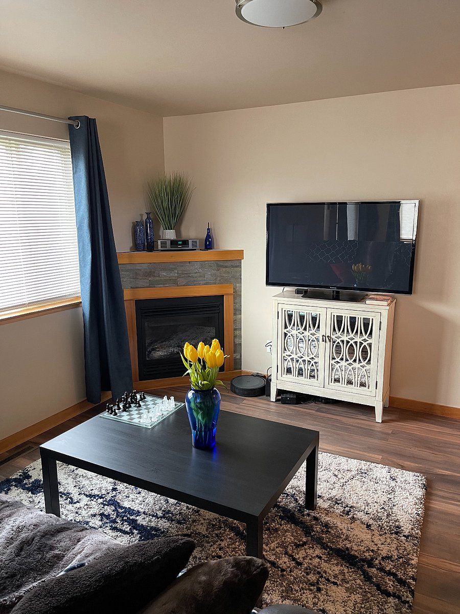 Lounge room - 3 seater
2 x electronic recliners, gas fire place