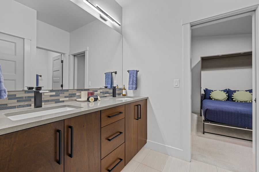 Double vanity guest bathroom