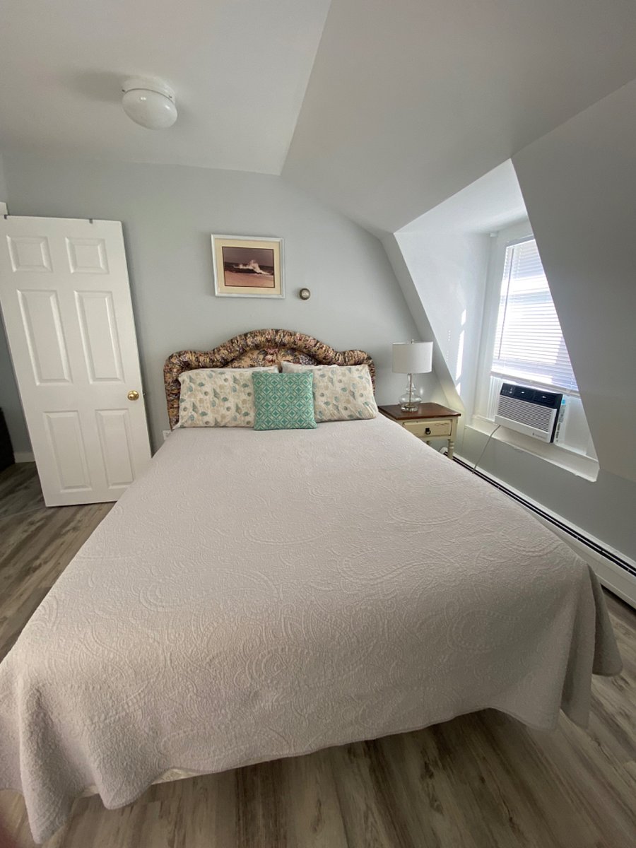 Front bedroom Queen bed