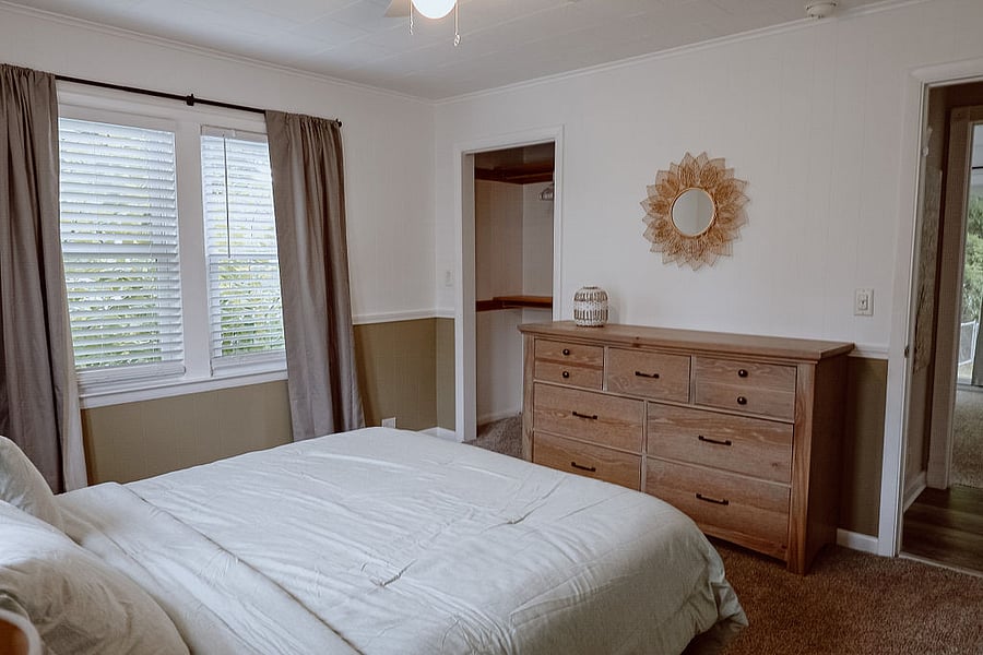 Downstairs bedroom 1 - queen bed