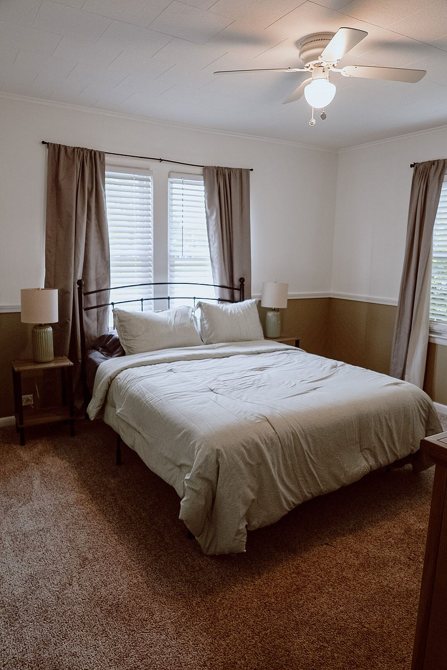 Downstairs bedroom 1 - queen bed