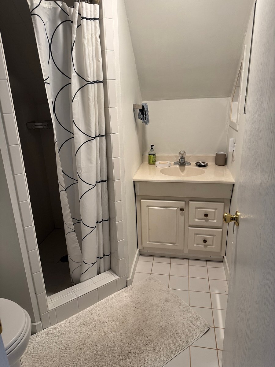 Full Bathroom w/shower.