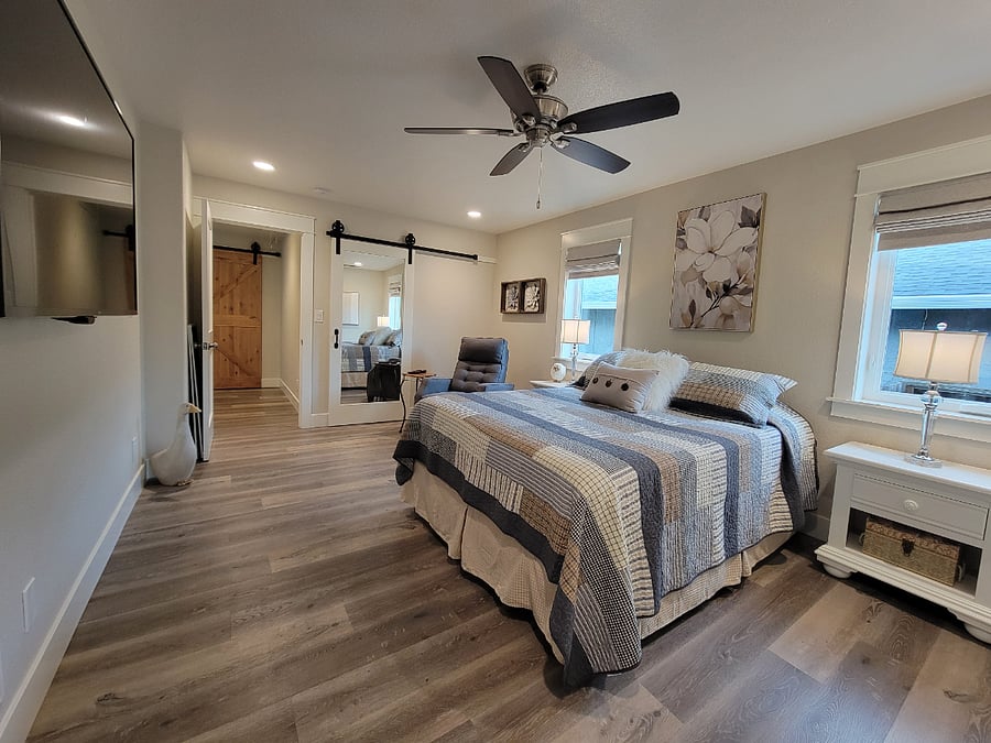 Primary suite with queen bed