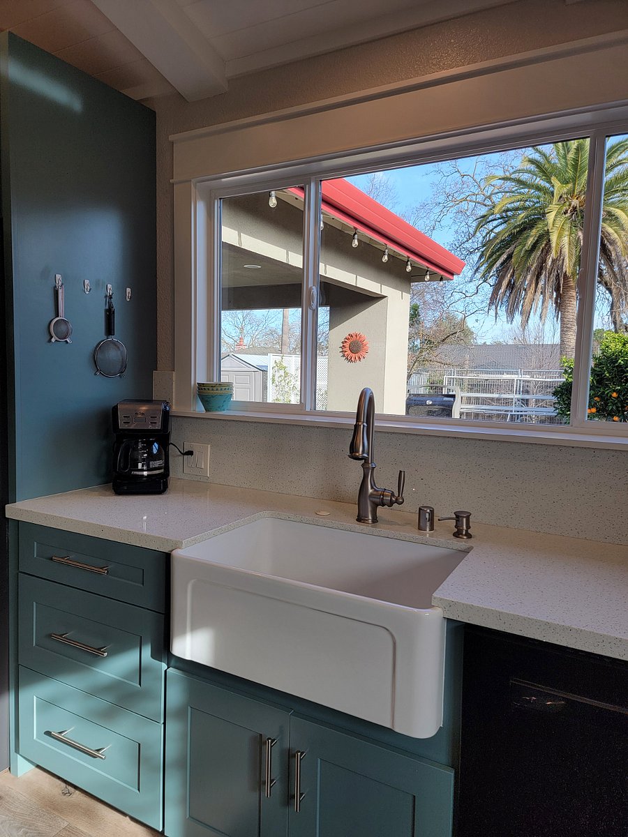 Large sink, coffee maker, teas..
