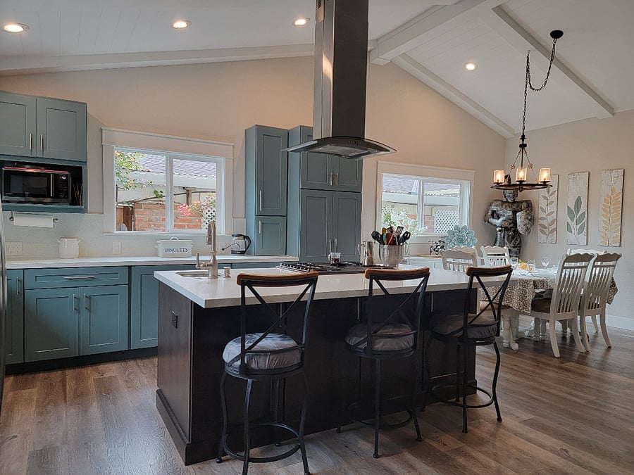 Counter top seating for 3 persons