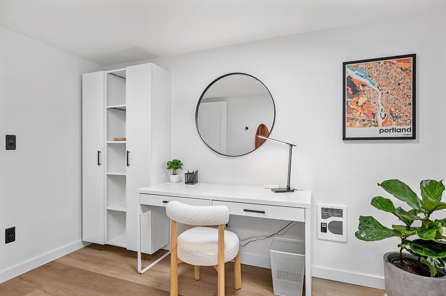 Bedroom / Desk / Work Station