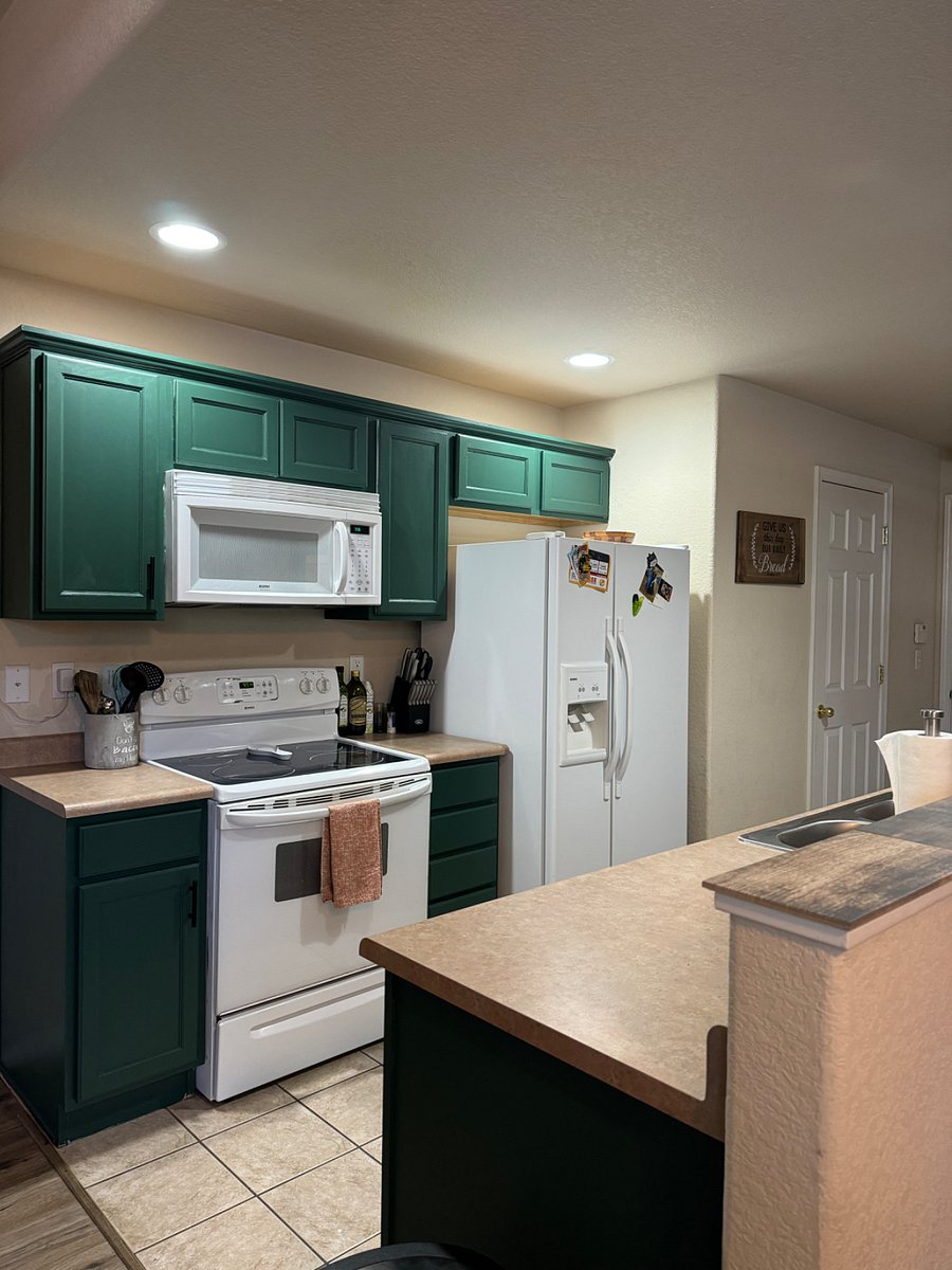 Completely furnished kitchen!