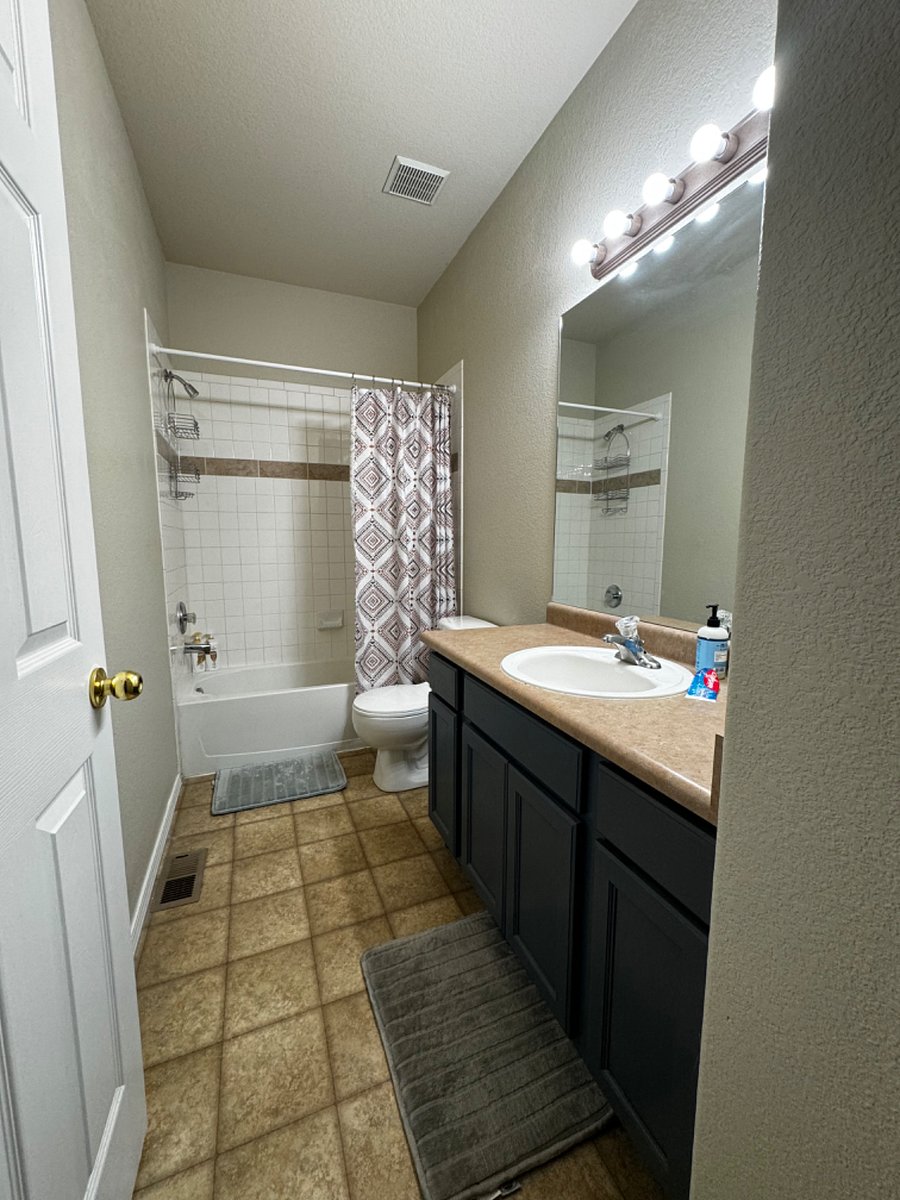 Private bathroom for bedroom A