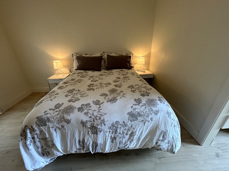 Queen-size bed, linens furnished