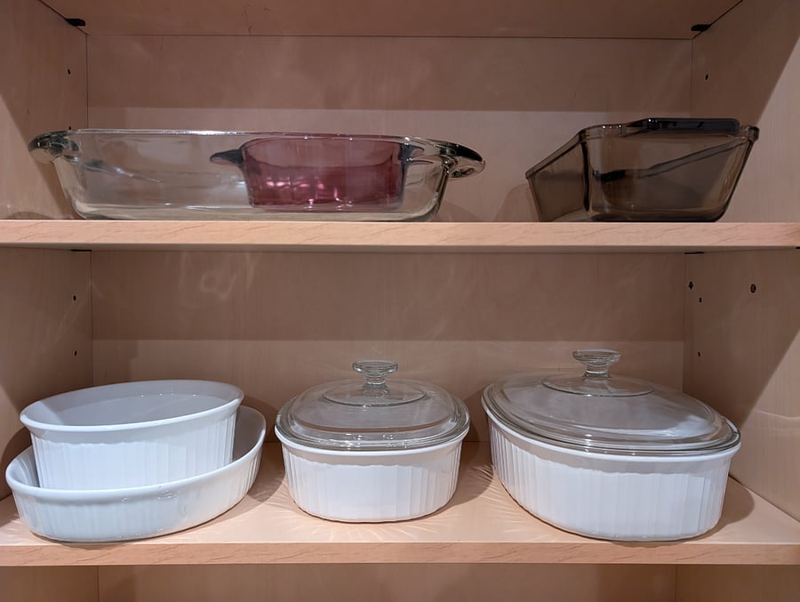 Kitchen supplies: baking dishes