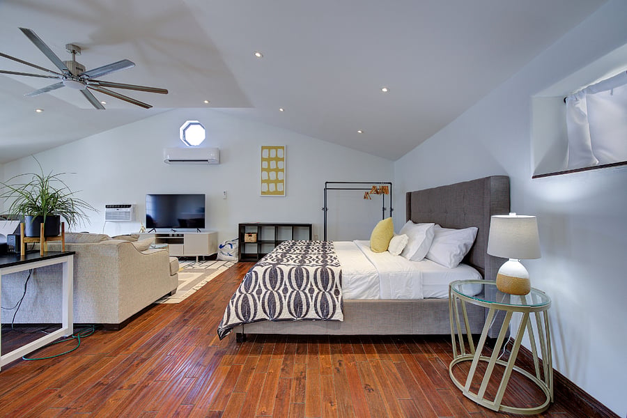 Bedroom/studio layout KING MEMORY FOAM BED