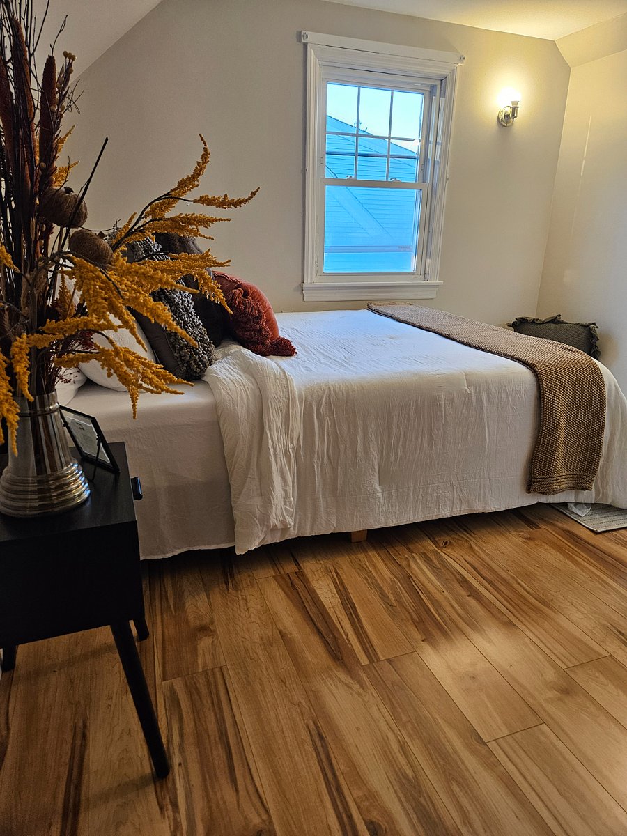 Bedroom 1/Queen memory foam cooling gel bed